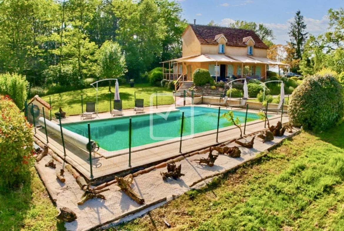 Maison familiale 4 chambres avec piscine près de Gourdon 