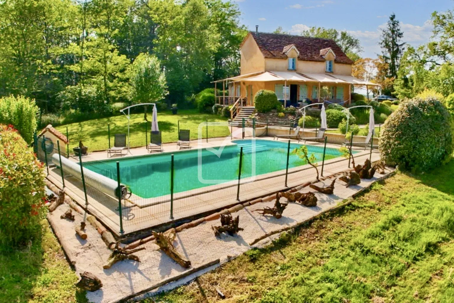 Maison familiale 4 chambres avec piscine près de Gourdon 