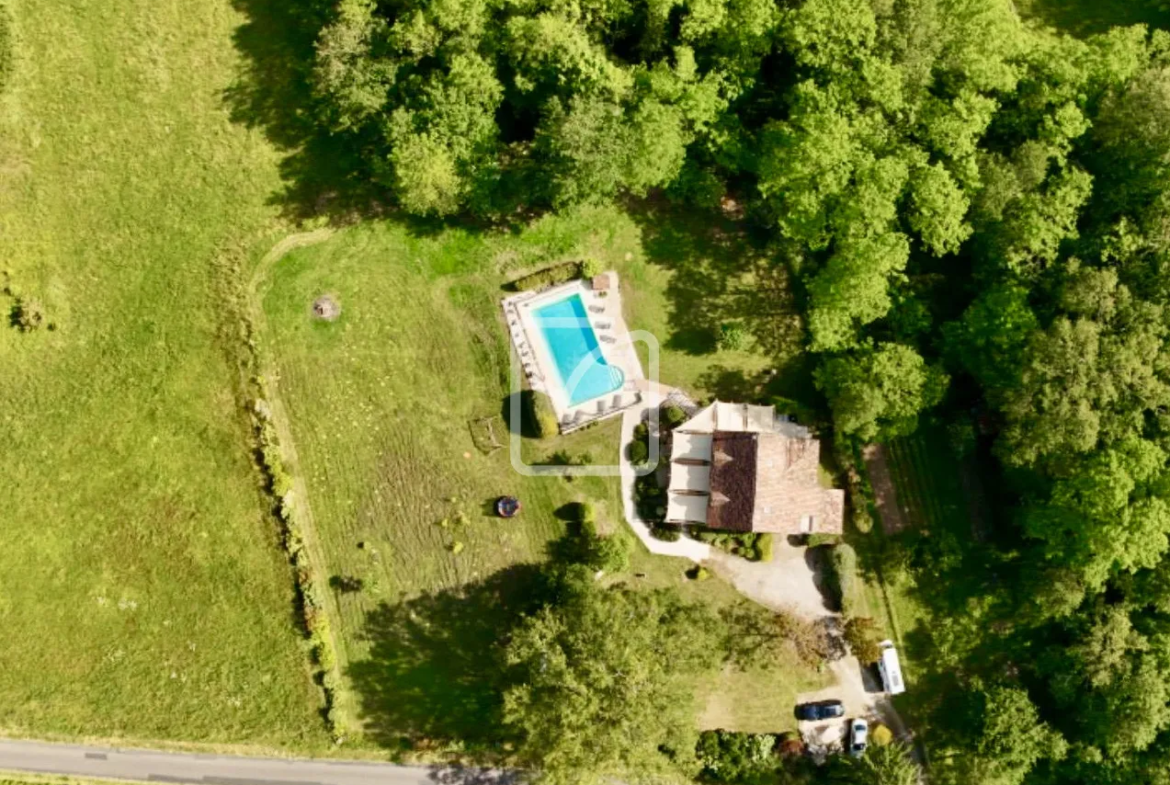 Maison familiale 4 chambres avec piscine près de Gourdon 