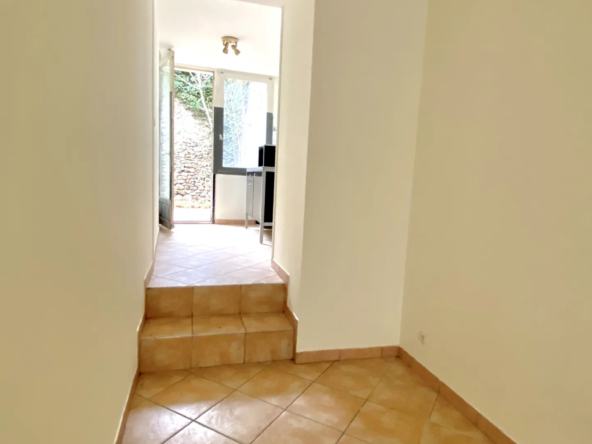 Studio en vente avec terrasse et cour privative à Saint-Vallier 