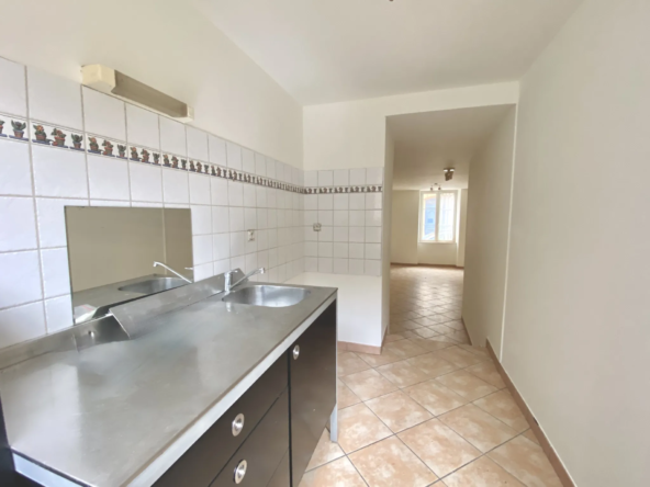 Studio en vente avec terrasse et cour privative à Saint-Vallier 