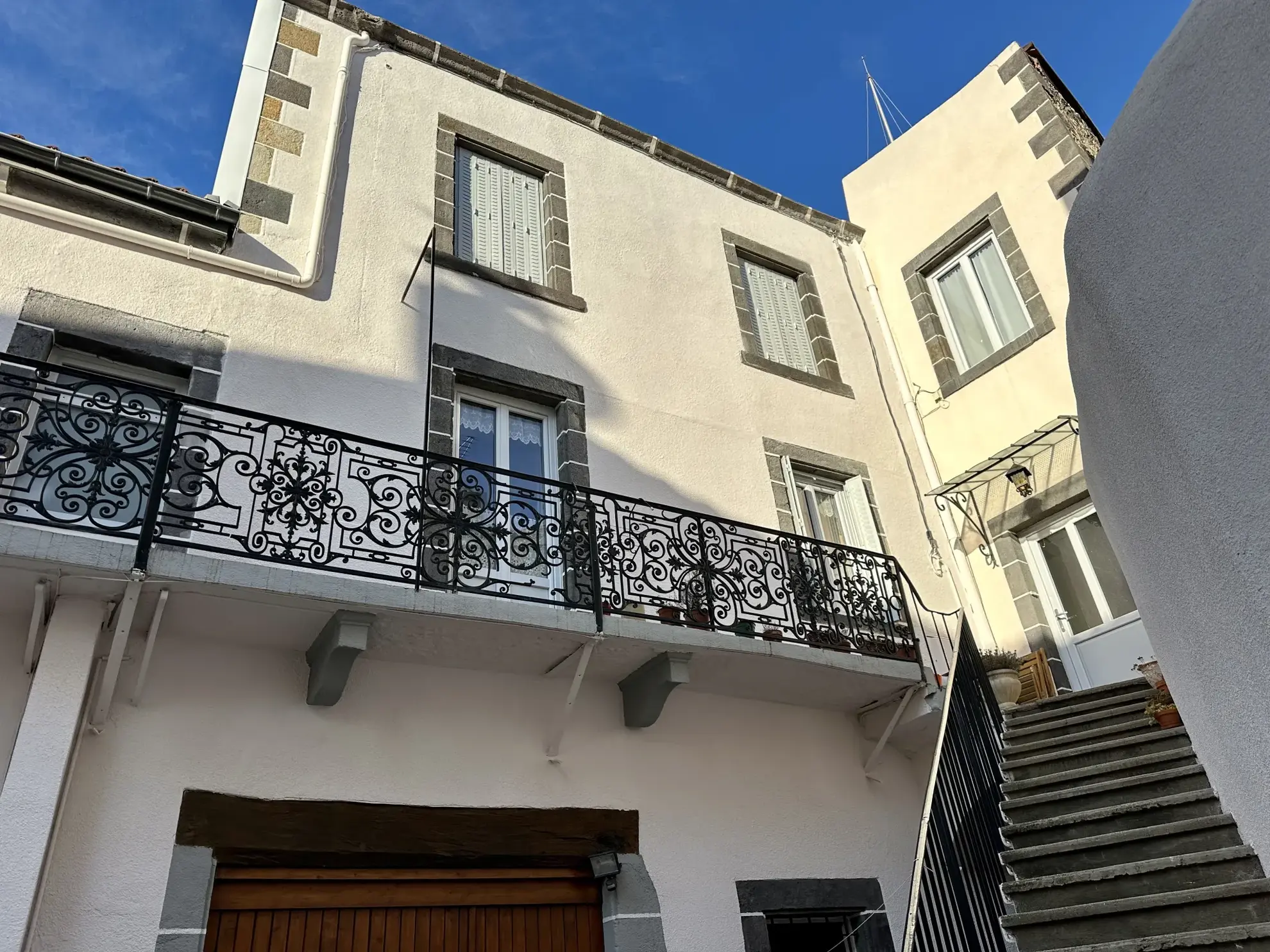 Maison vigneronne à vendre à Aubière - 4 chambres, garage, cour 