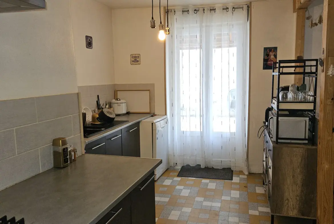 Immeuble d'habitation avec unité commerciale à Bourbonnes-les-Bains 