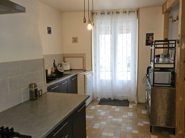 Immeuble d'habitation avec unité commerciale à Bourbonnes-les-Bains 