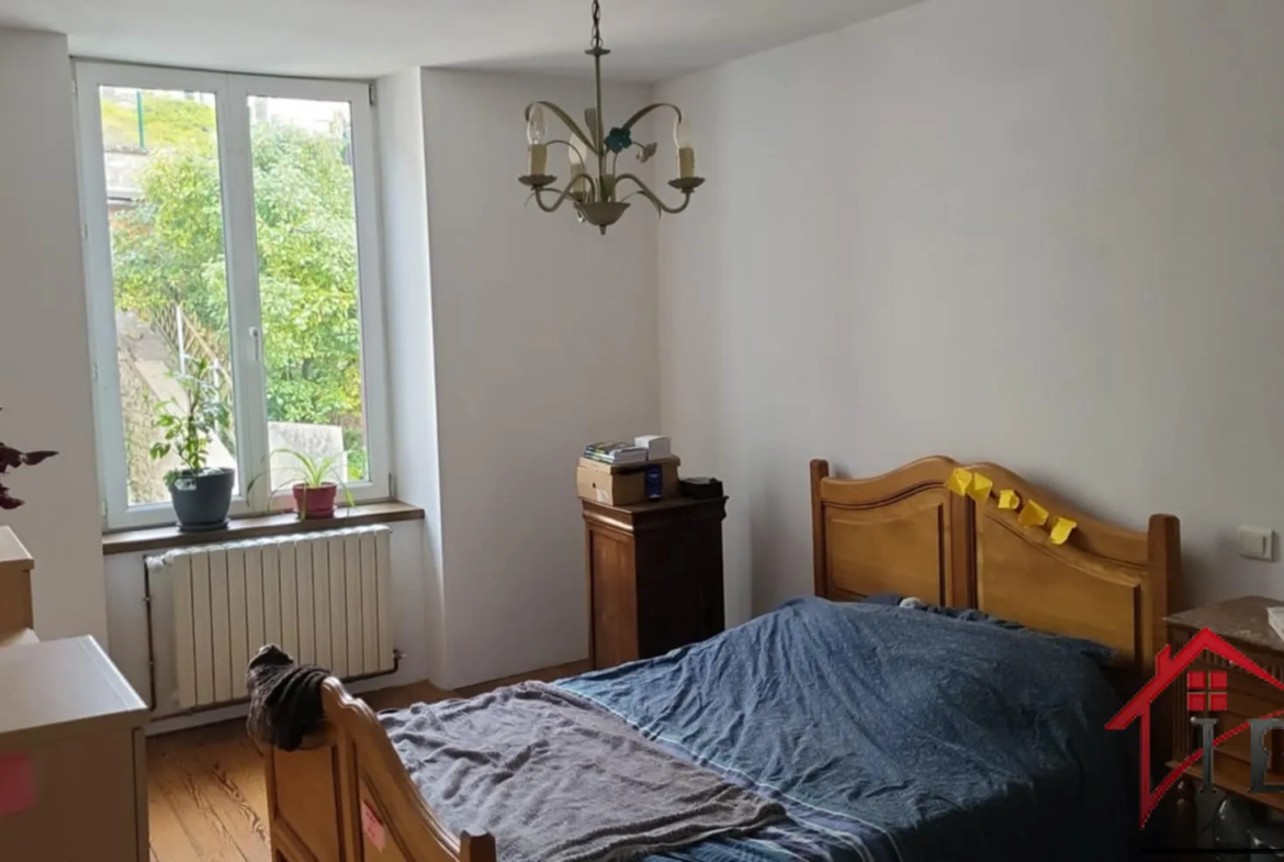 Immeuble d'habitation avec unité commerciale à Bourbonnes-les-Bains 