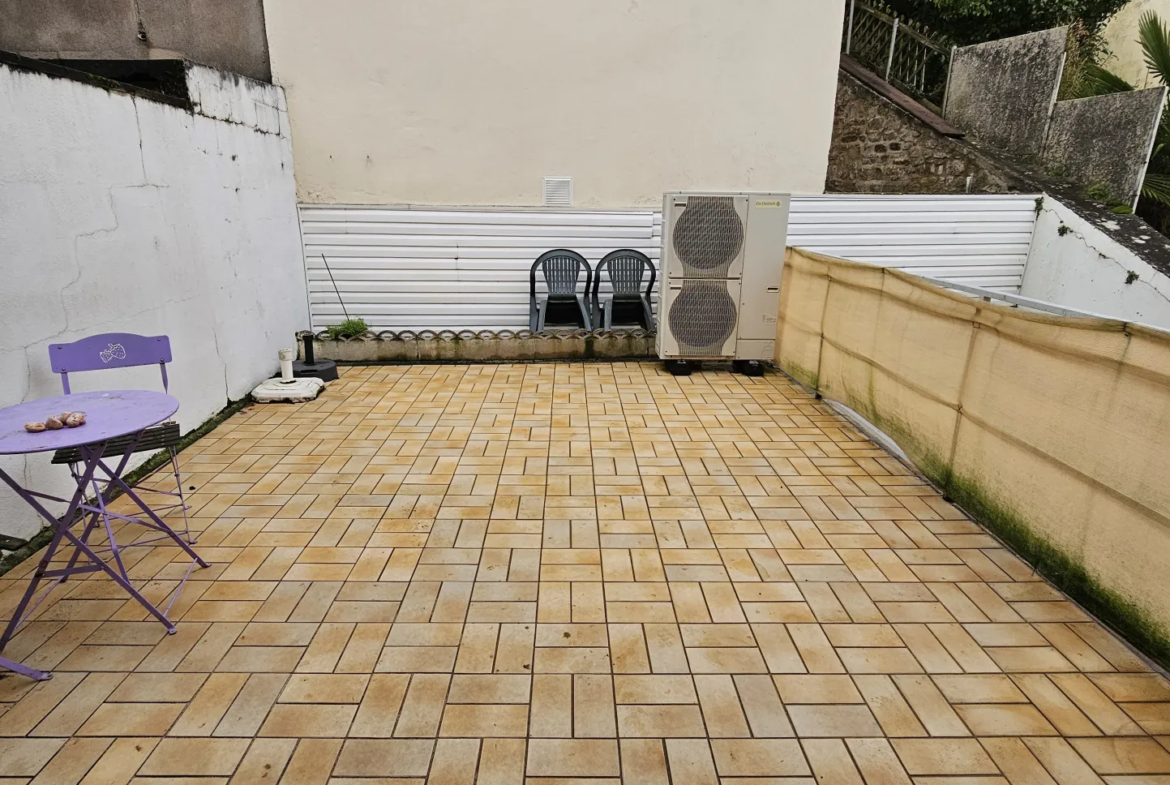 Immeuble d'habitation avec unité commerciale à Bourbonnes-les-Bains 