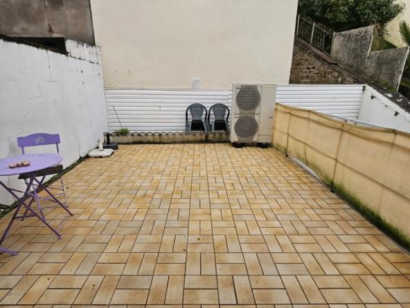 Immeuble d'habitation avec unité commerciale à Bourbonnes-les-Bains 
