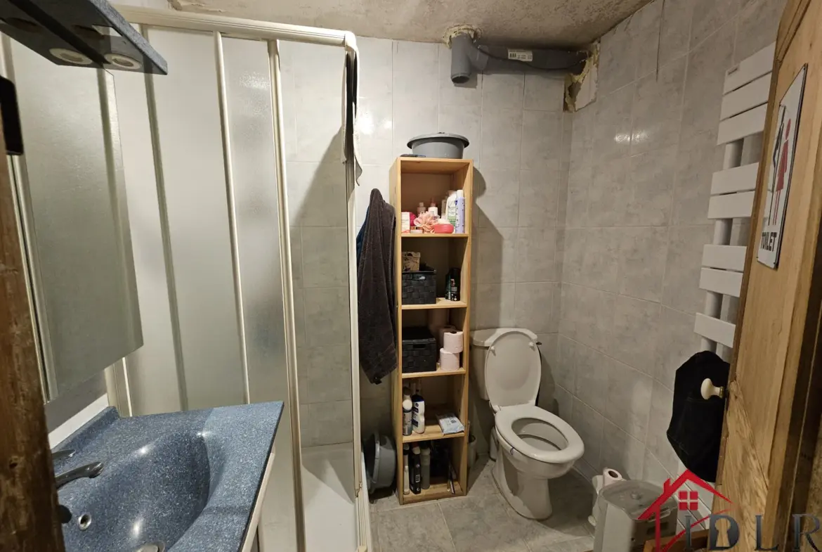 Immeuble d'habitation avec unité commerciale à Bourbonnes-les-Bains 