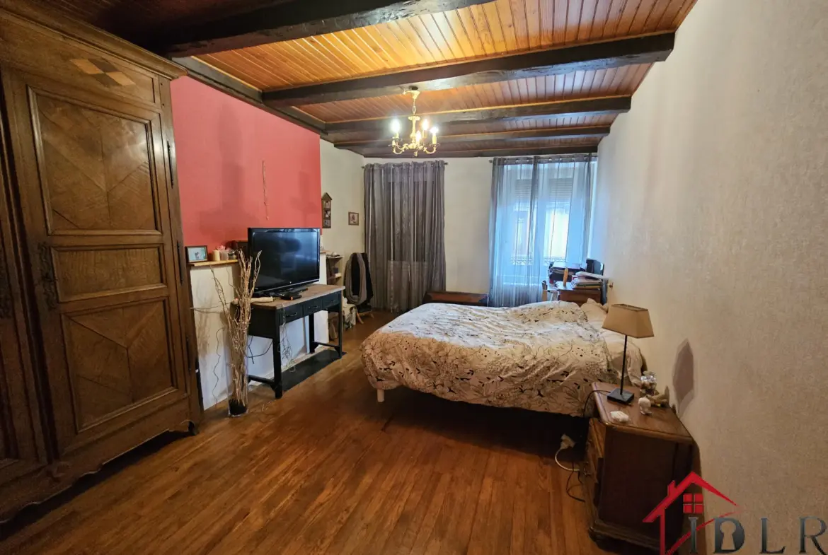 Immeuble d'habitation avec unité commerciale à Bourbonnes-les-Bains 