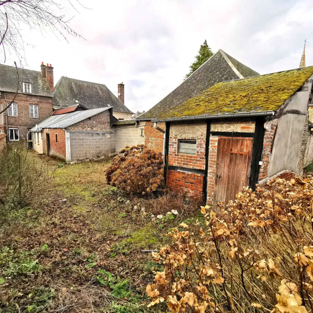 Maison de ville avec jardin à rénover à Auffay