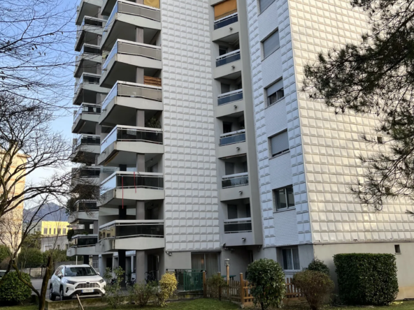 À vendre : Appartement T1 avec terrasse et parking à Grenoble 
