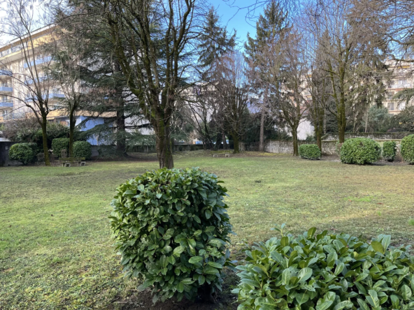 À vendre : Appartement T1 avec terrasse et parking à Grenoble 