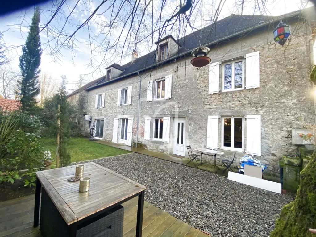 SUPERBE MAISON EN PIERRE À TAURIAC, 5 CHAMBRES AVEC JARDIN