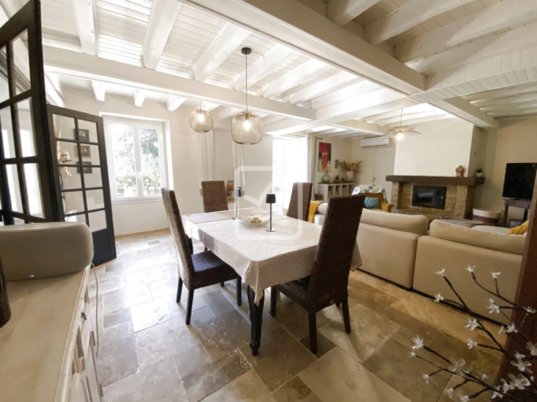 SUPERBE MAISON EN PIERRE À TAURIAC, 5 CHAMBRES AVEC JARDIN 