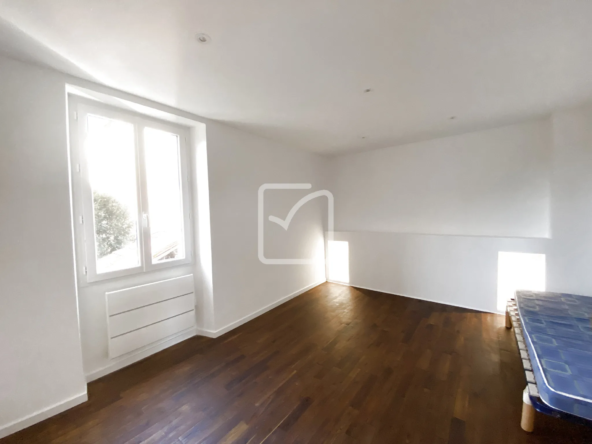 SUPERBE MAISON EN PIERRE À TAURIAC, 5 CHAMBRES AVEC JARDIN 