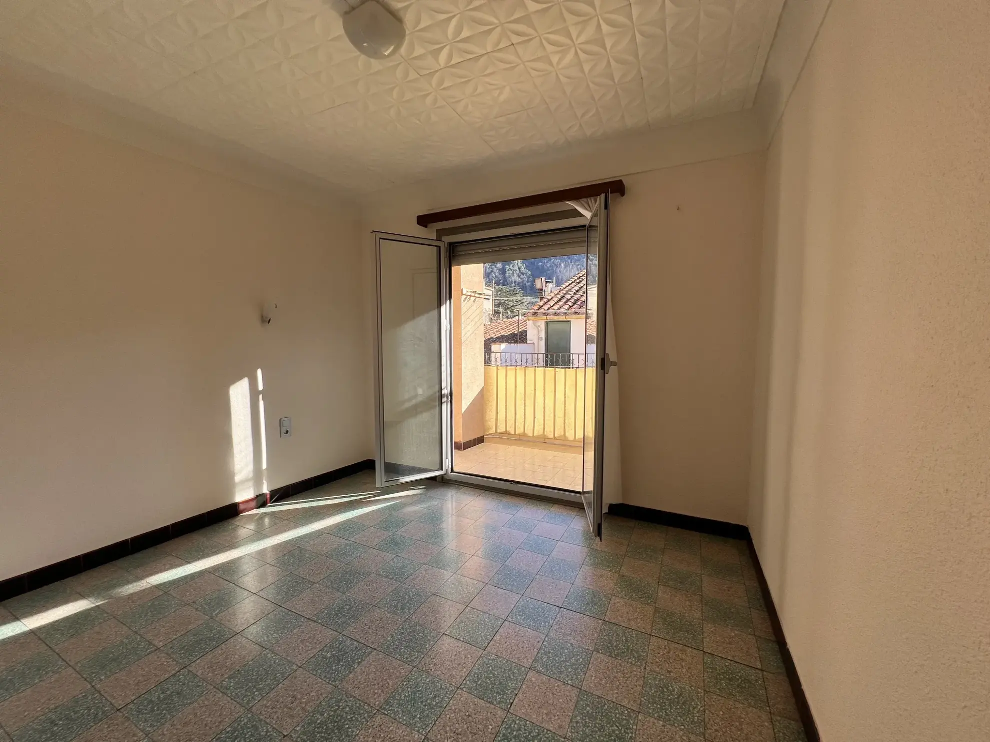 Charmante Maison de Village à Arles-Sur-Tech avec Balcon Sud 