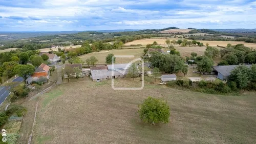 Propriété agricole sur 1 ha 500 à Soucirac - Maison en pierres et installations 