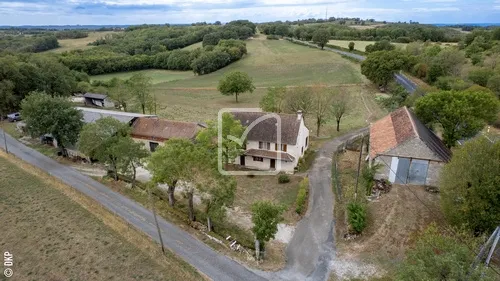 Propriété agricole sur 1 ha 500 à Soucirac - Maison en pierres et installations 