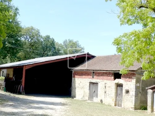 Propriété agricole sur 1 ha 500 à Soucirac - Maison en pierres et installations 