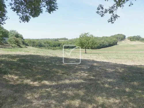 Propriété agricole sur 1 ha 500 à Soucirac - Maison en pierres et installations 