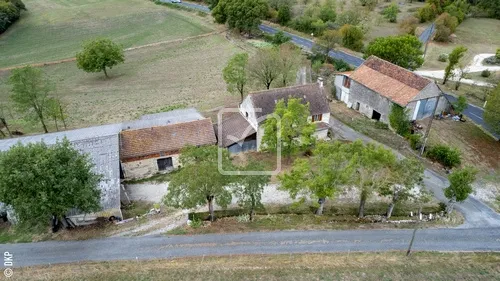 Propriété agricole sur 1 ha 500 à Soucirac - Maison en pierres et installations 