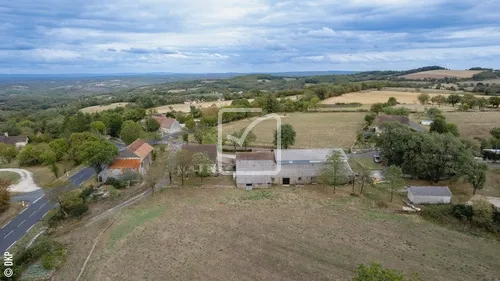 Propriété agricole sur 1 ha 500 à Soucirac - Maison en pierres et installations 