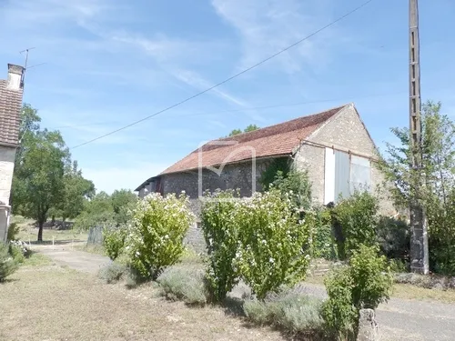 Propriété agricole sur 1 ha 500 à Soucirac - Maison en pierres et installations 