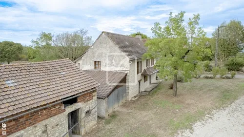 Propriété agricole sur 1 ha 500 à Soucirac - Maison en pierres et installations 