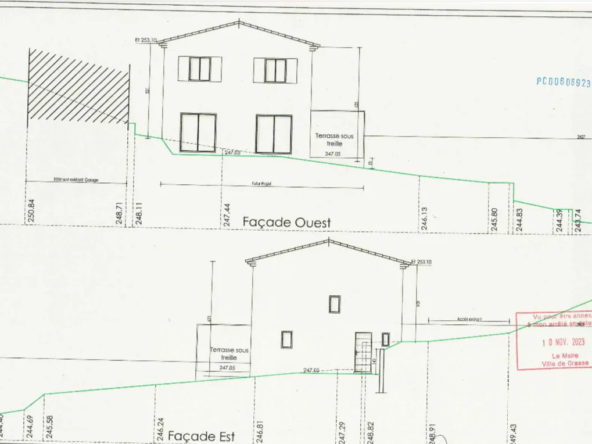 Terrain constructible à Grasse de 1695 m² avec permis de construire 