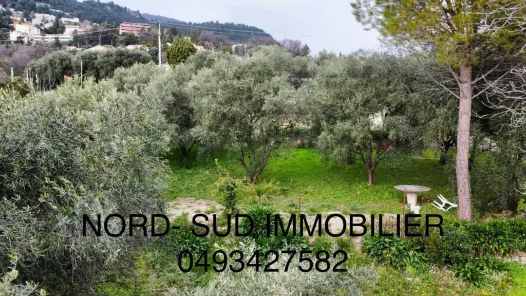 Terrain constructible à Grasse de 1695 m² avec permis de construire