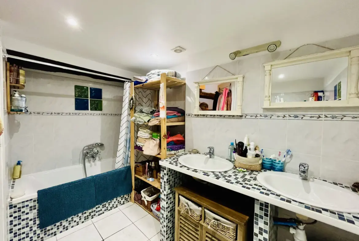 Maison de village avec terrasse, garage et climatisation à Tresserre 