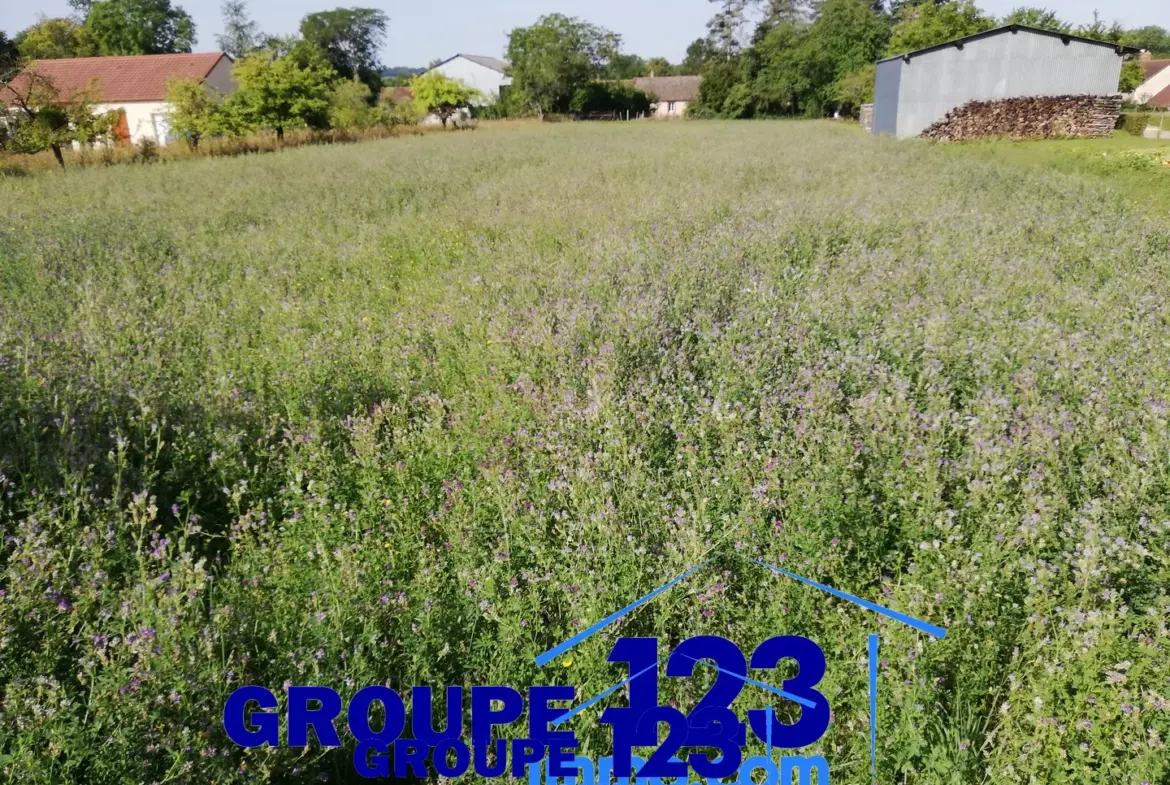 Terrain constructible de 2388 m² à Saint-Maurice-le-Vieil 
