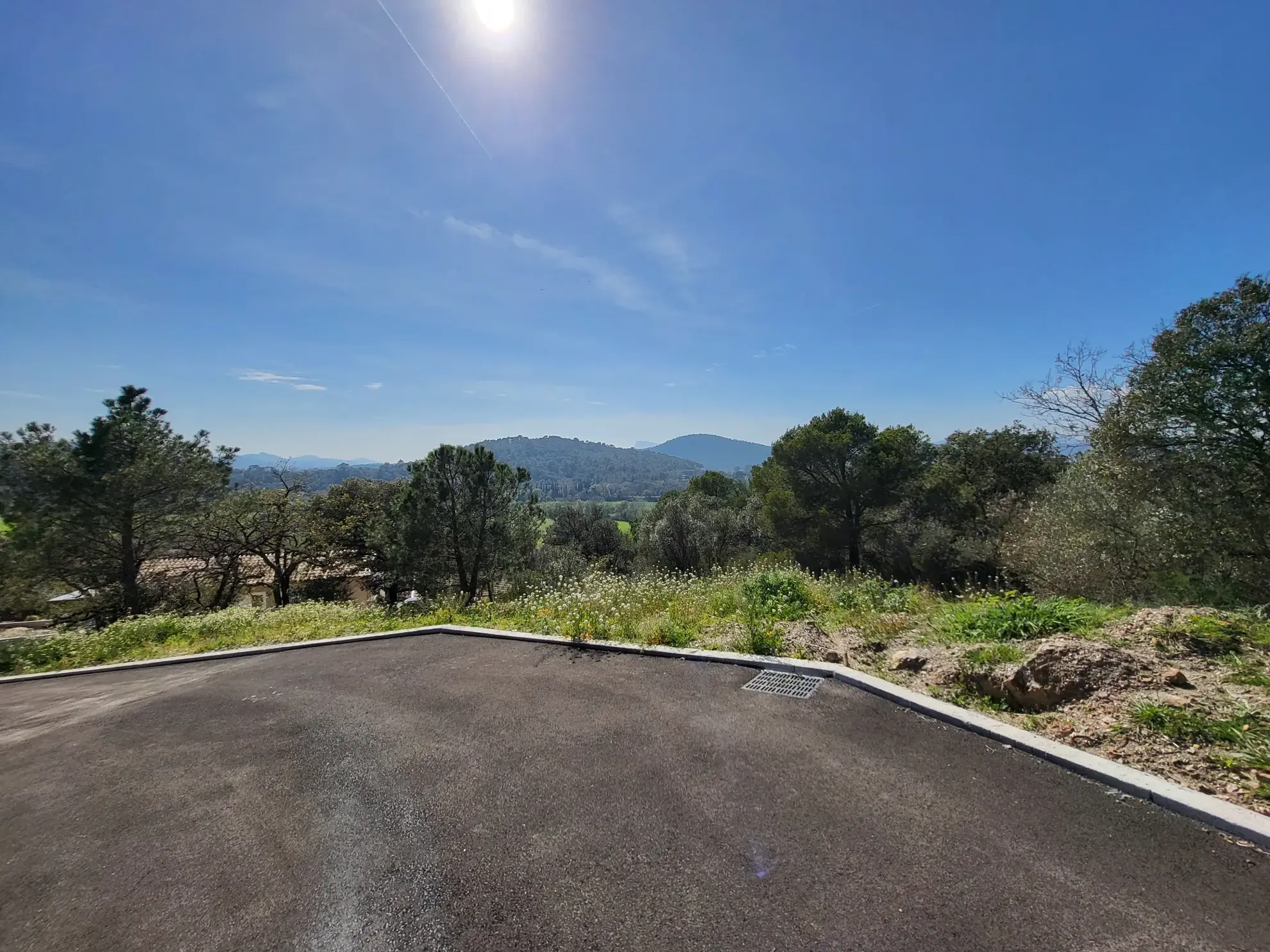 Terrain à bâtir viabilisé à Pierrefeu du Var avec vue dominante 