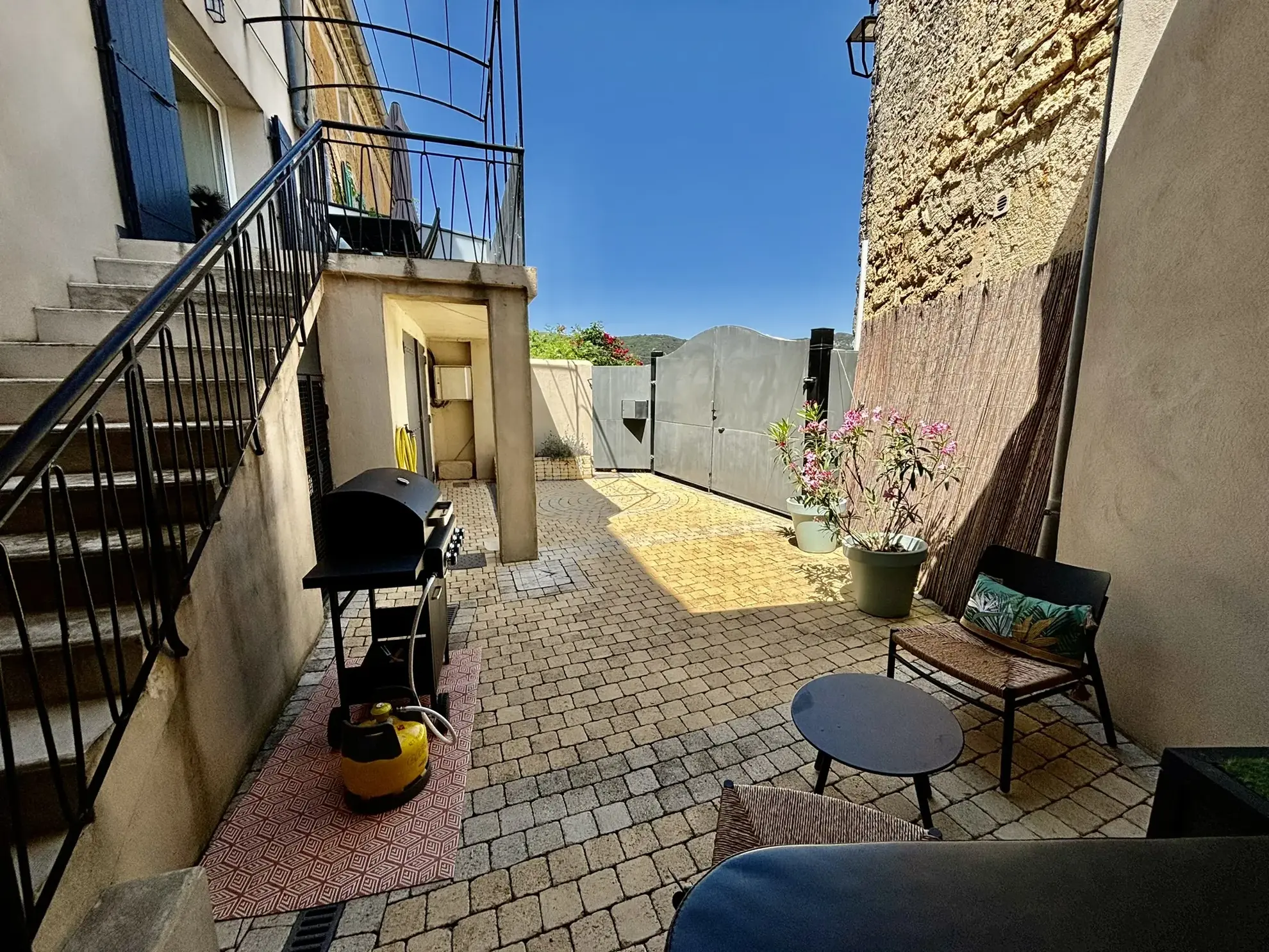 Maison de village rénovée avec garage et jacuzzi à Suzette 