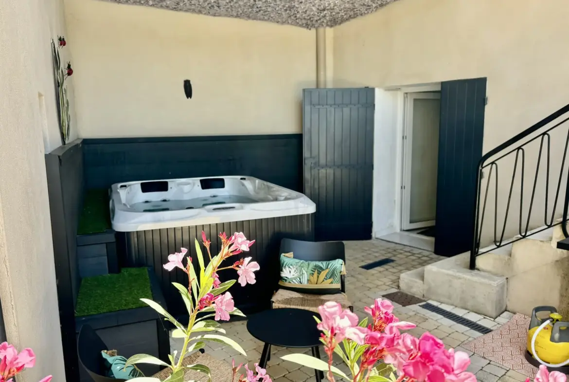 Maison de village rénovée avec garage et jacuzzi à Suzette 