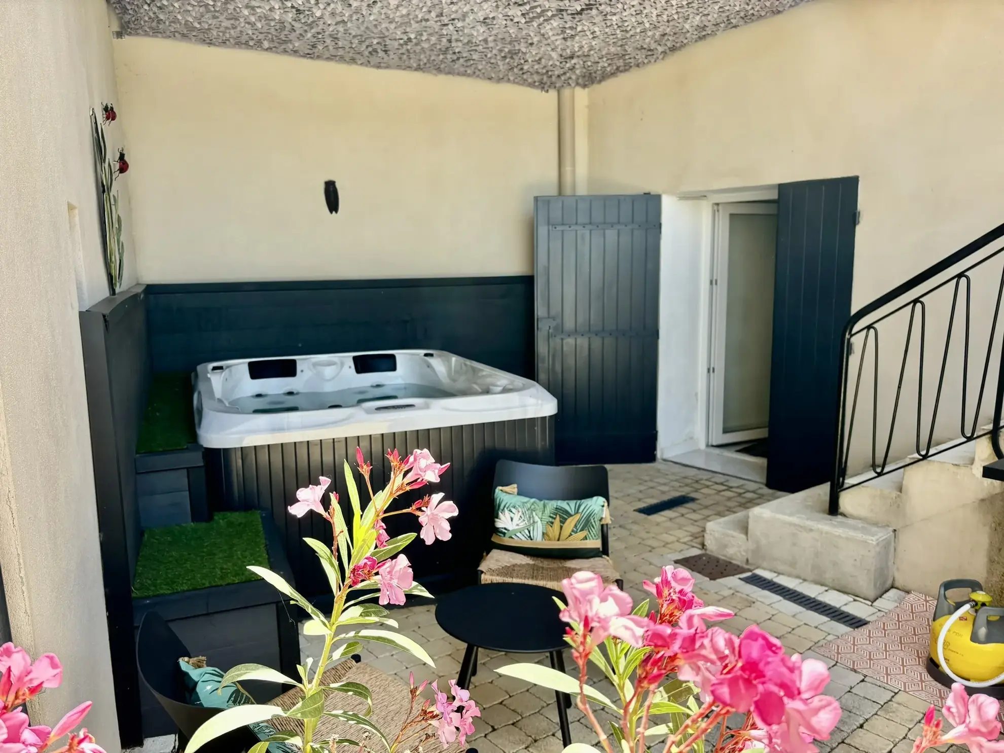 Maison de village rénovée avec garage et jacuzzi à Suzette 