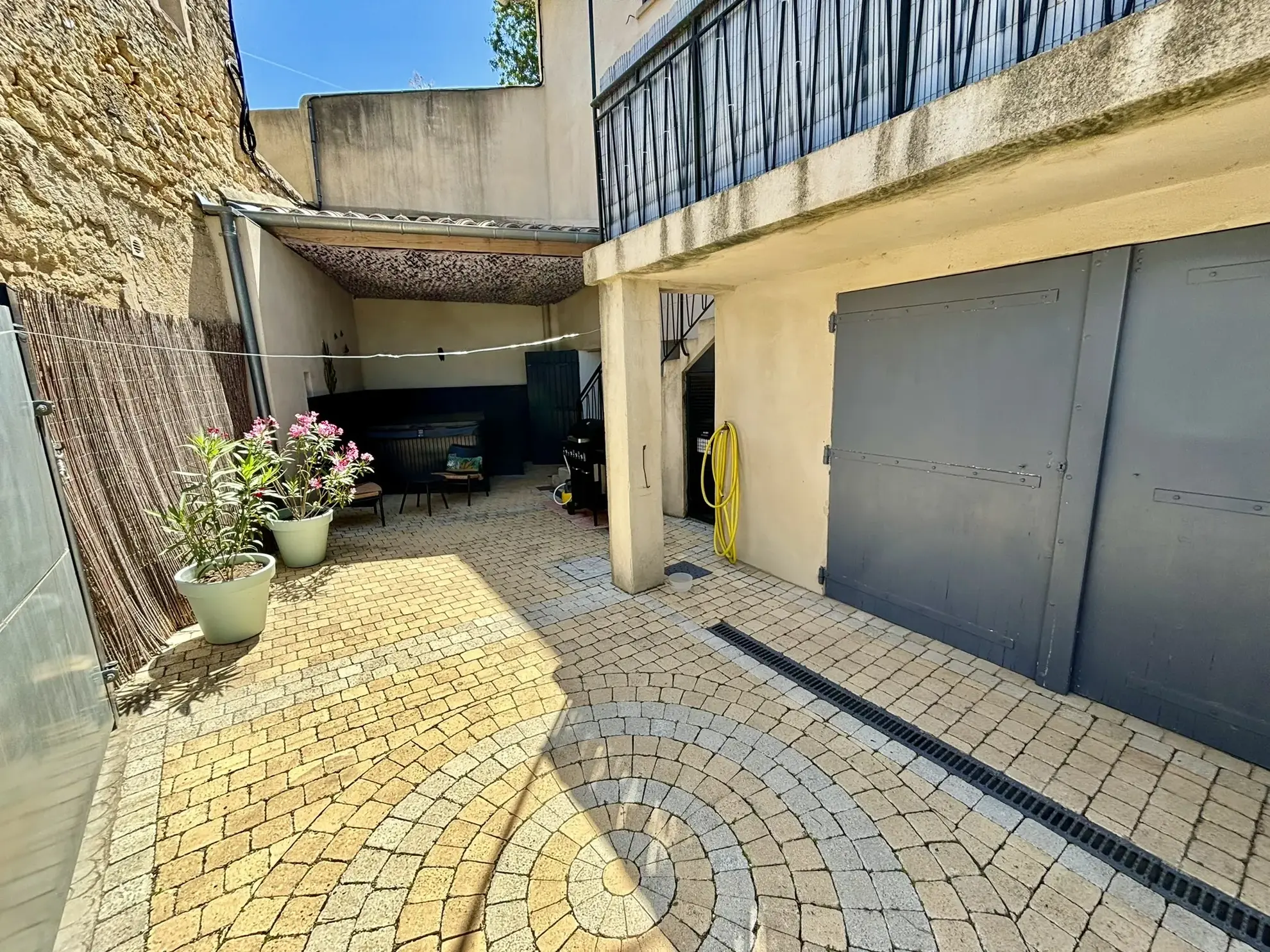 Maison de village rénovée avec garage et jacuzzi à Suzette 