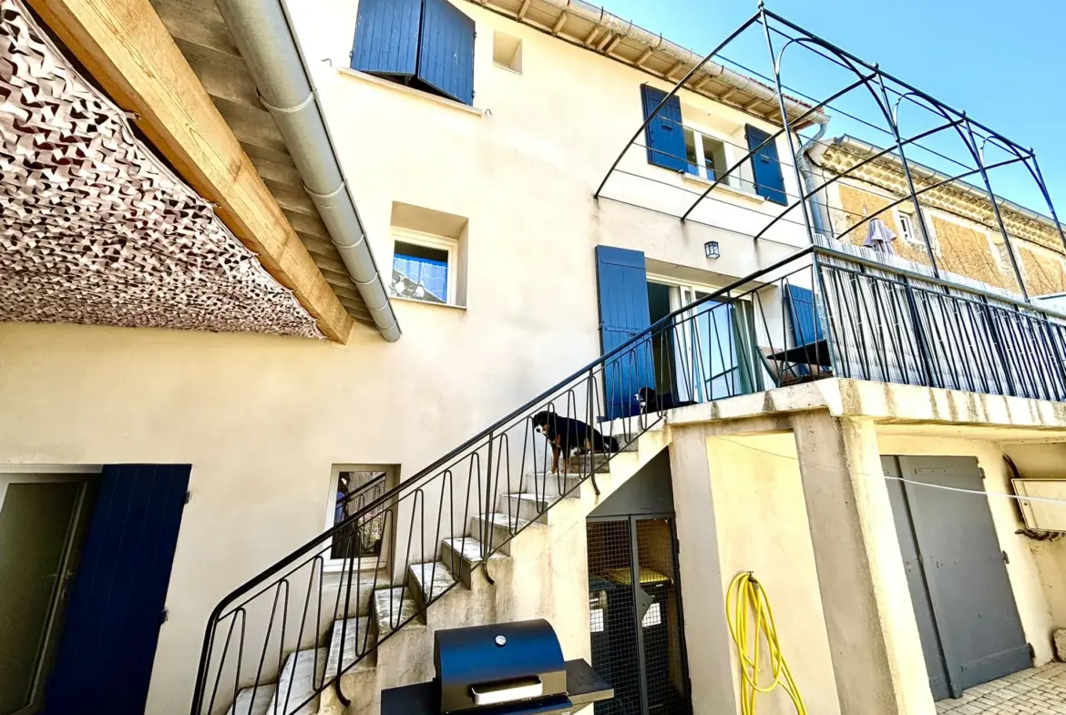Maison de village rénovée avec garage et jacuzzi à Suzette 