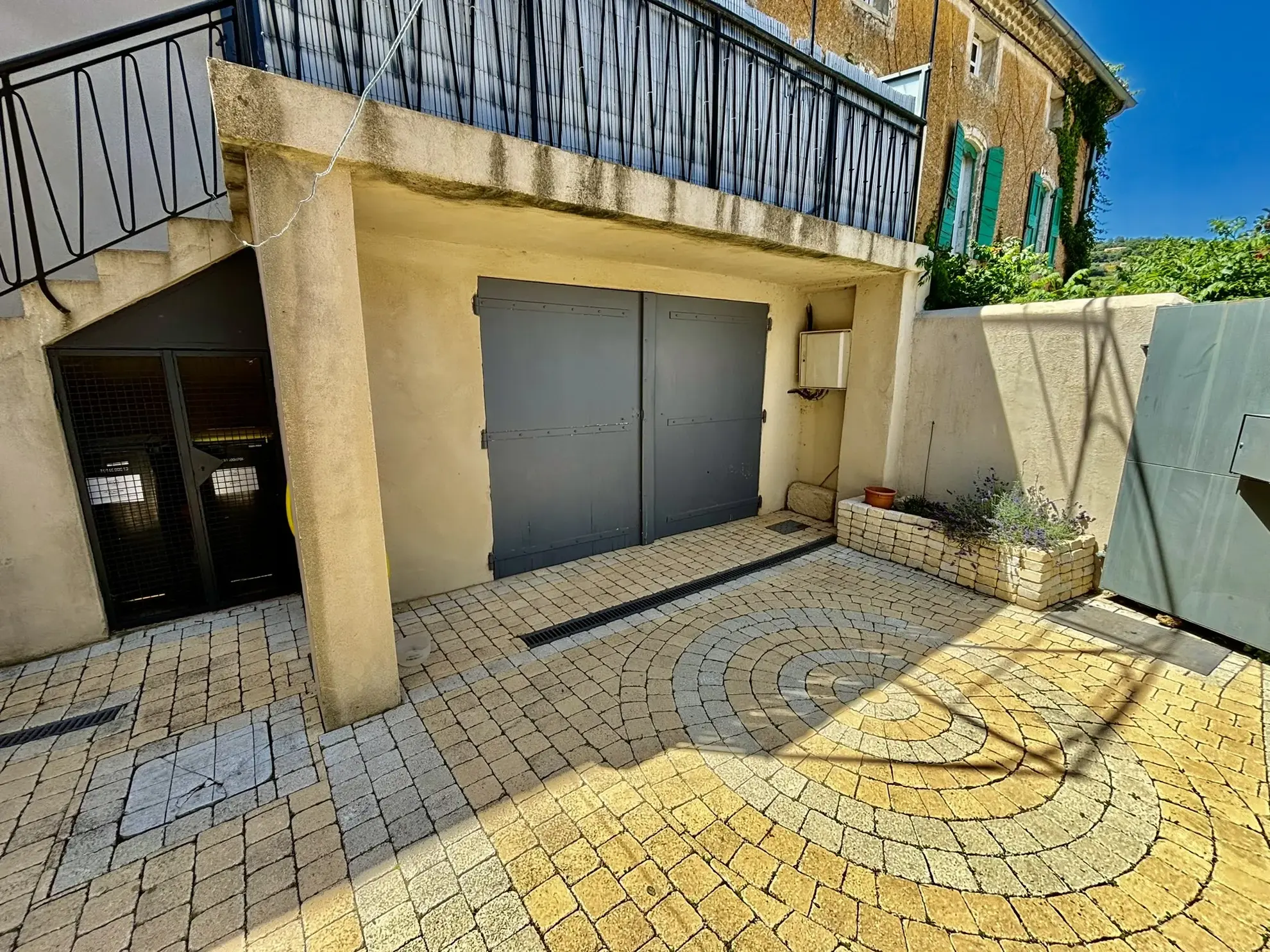 Maison de village rénovée avec garage et jacuzzi à Suzette 