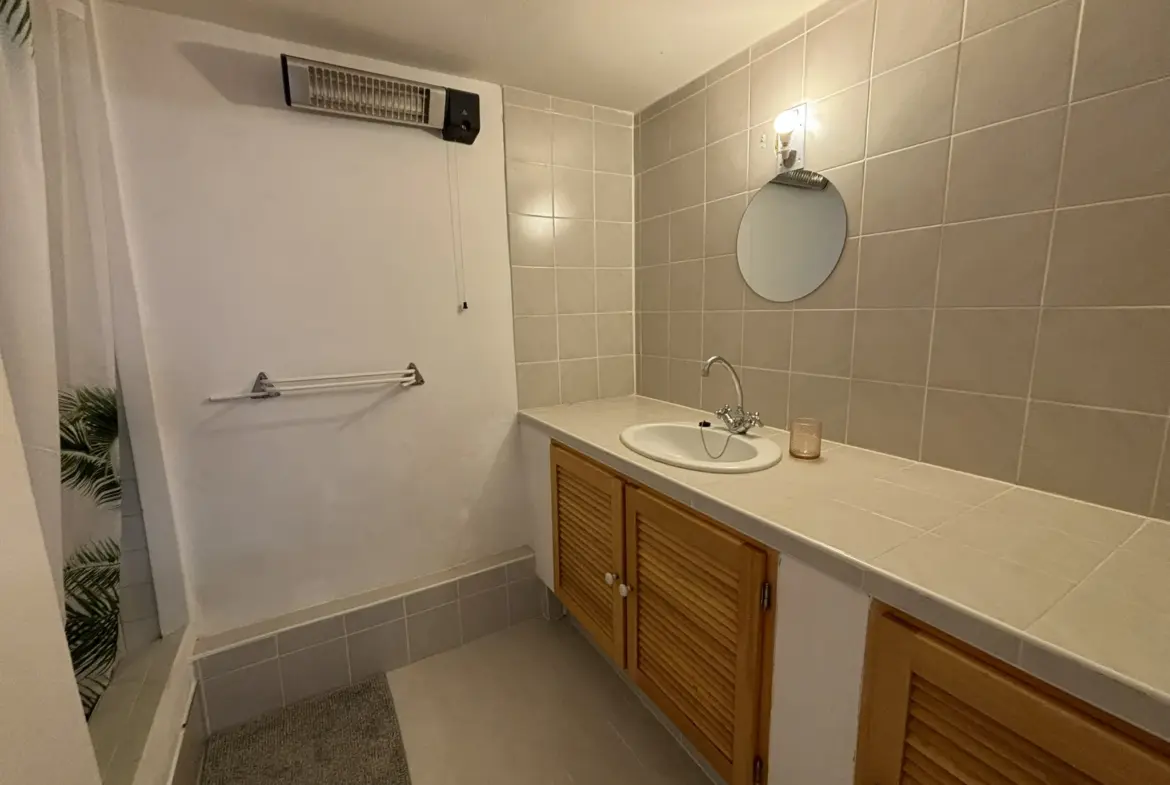 Maison de village rénovée avec garage et jacuzzi à Suzette 