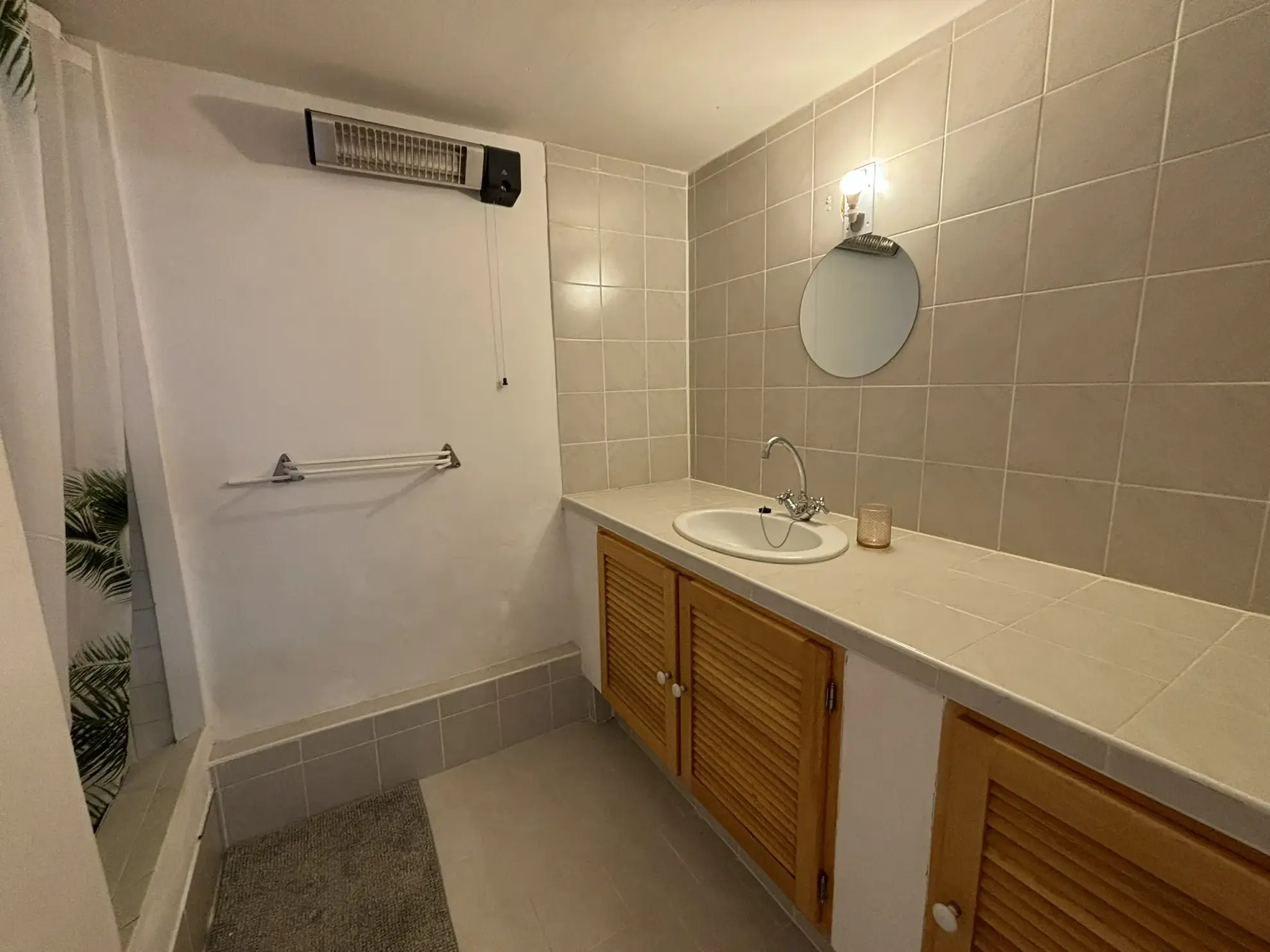 Maison de village rénovée avec garage et jacuzzi à Suzette 