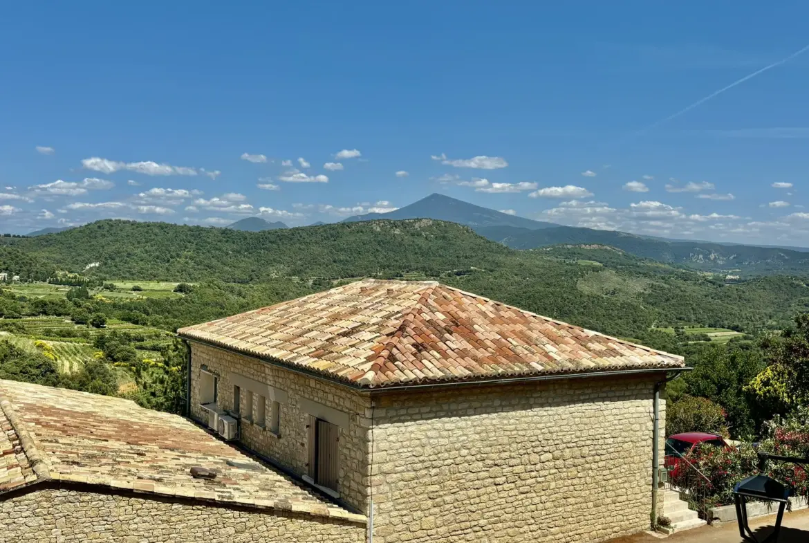 Maison de village rénovée avec garage et jacuzzi à Suzette 