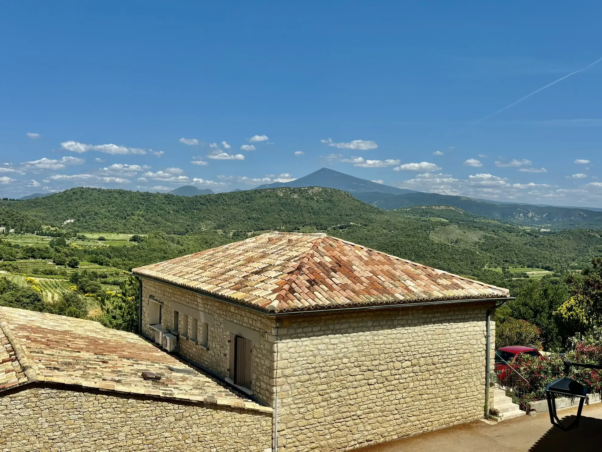 Maison de village rénovée avec garage et jacuzzi à Suzette 