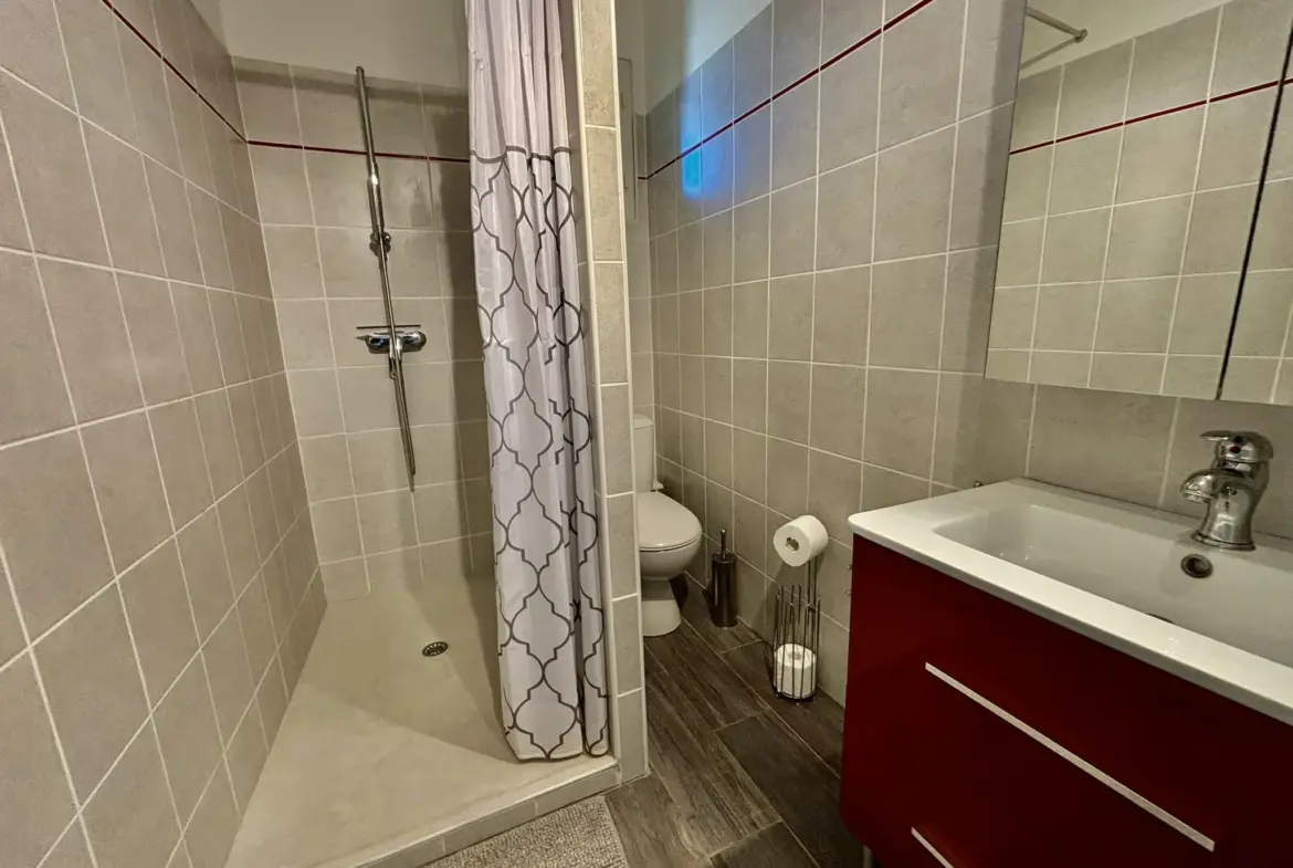 Maison de village rénovée avec garage et jacuzzi à Suzette 