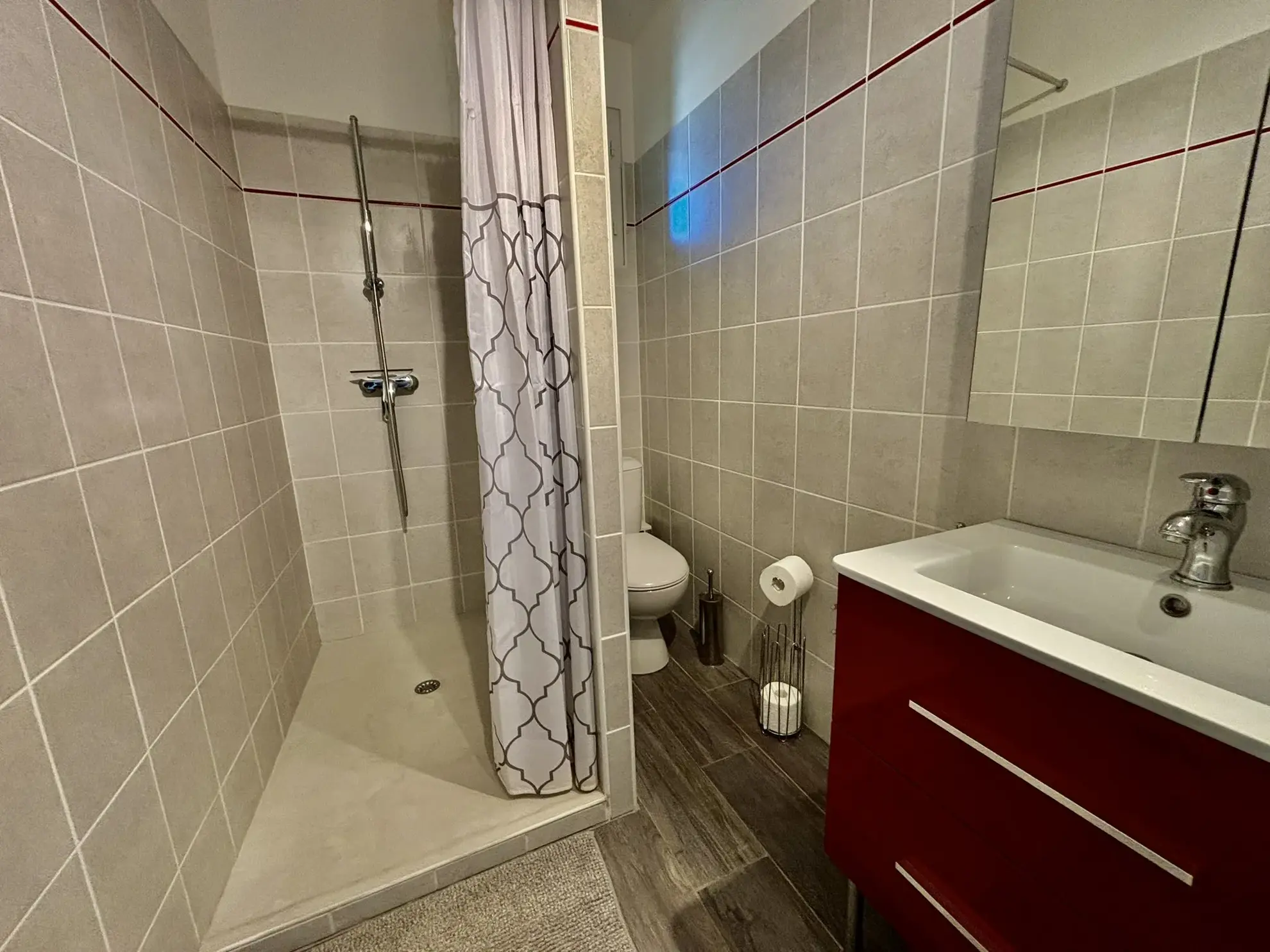Maison de village rénovée avec garage et jacuzzi à Suzette 