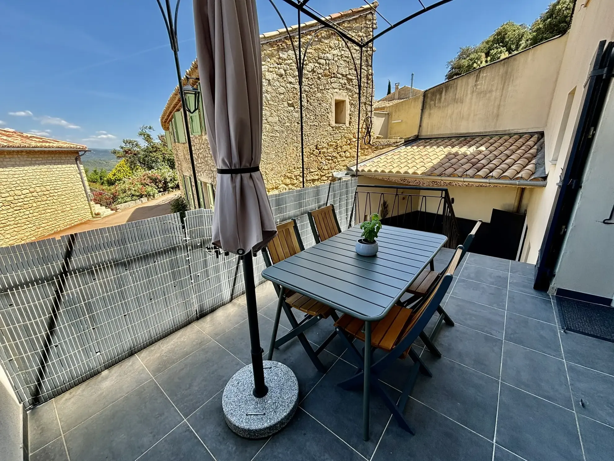 Maison de village rénovée avec garage et jacuzzi à Suzette 
