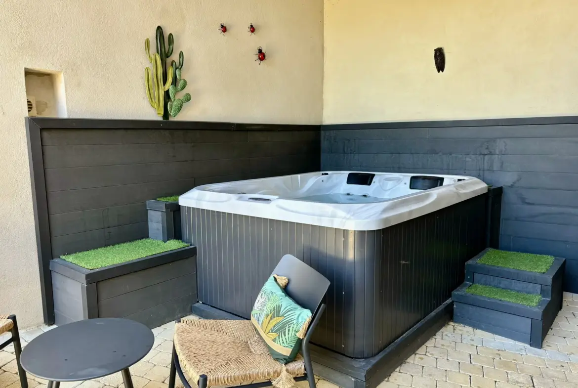 Maison de village rénovée avec garage et jacuzzi à Suzette 