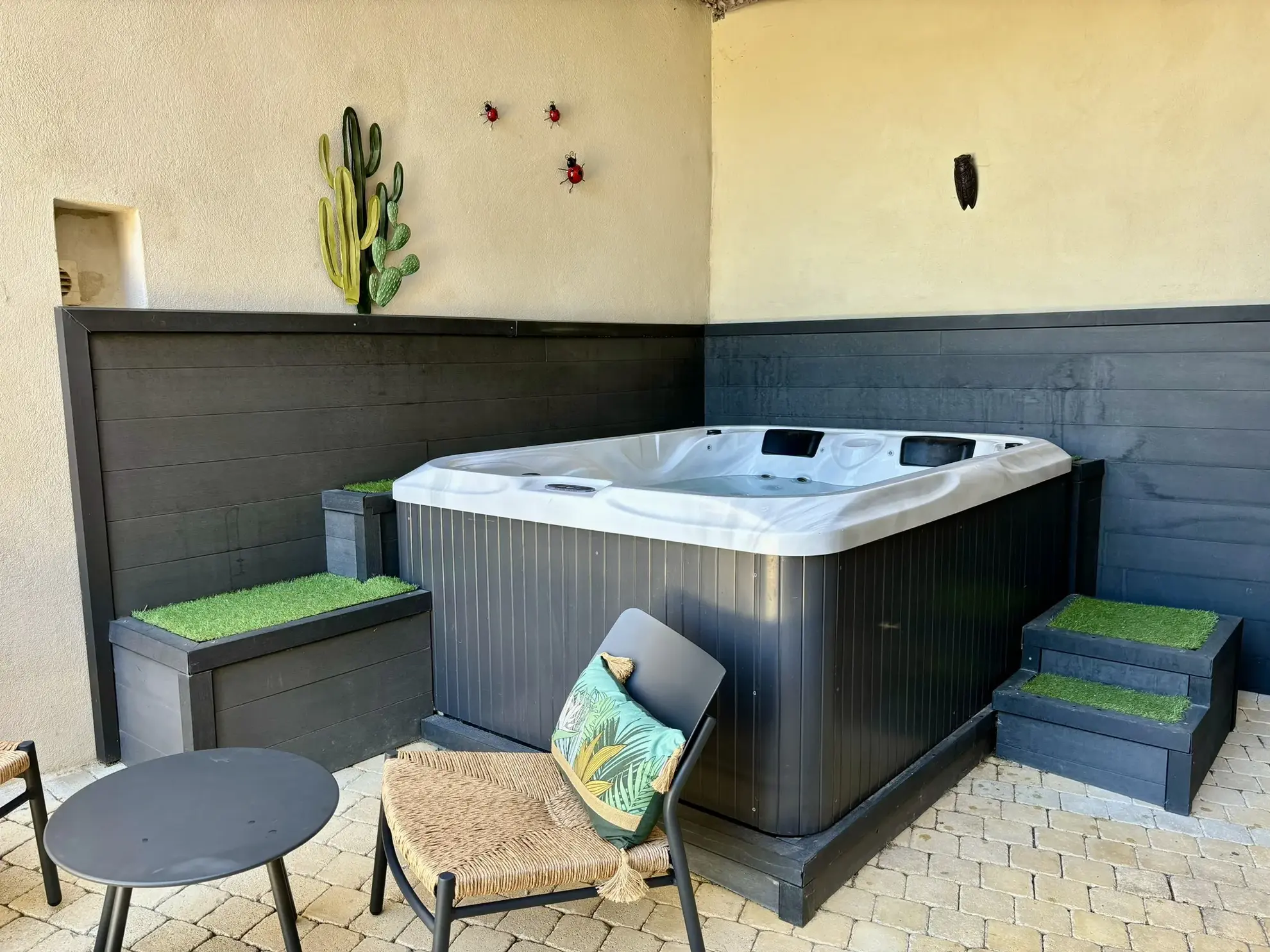Maison de village rénovée avec garage et jacuzzi à Suzette 