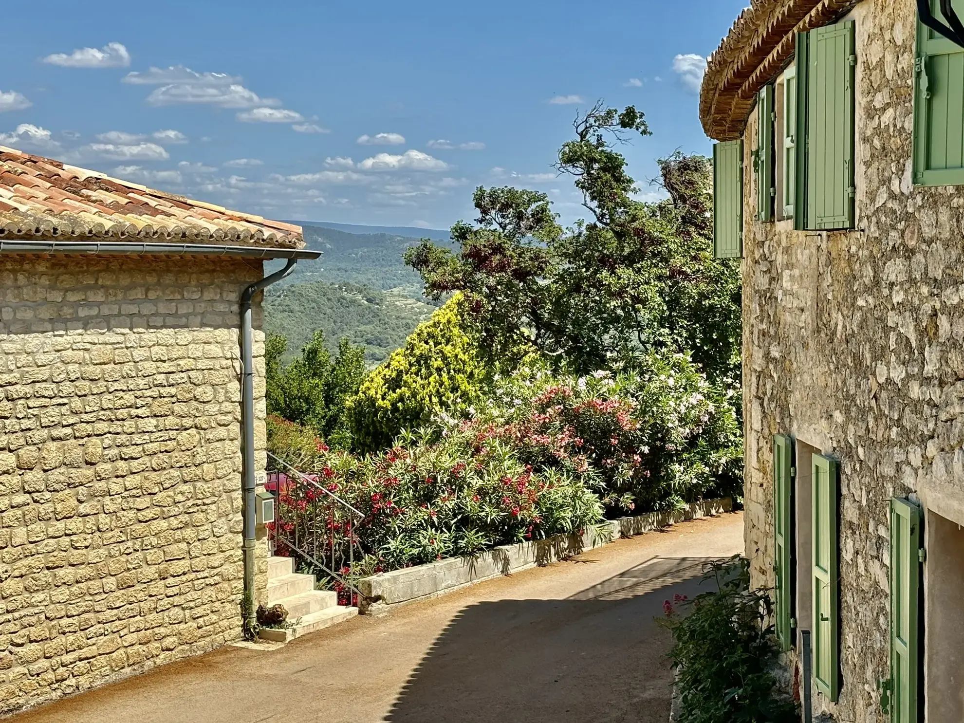 Maison de village rénovée avec garage et jacuzzi à Suzette 