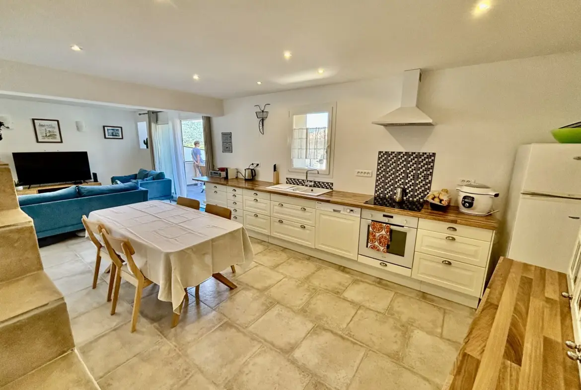 Maison de village rénovée avec garage et jacuzzi à Suzette 
